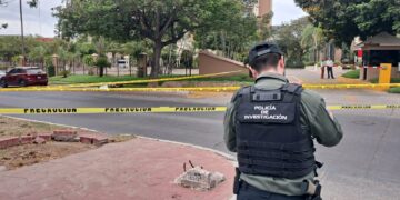 Arrojan a hombre sin vida afuera de hotel en la zona de Tres Ríos, en Culiacán