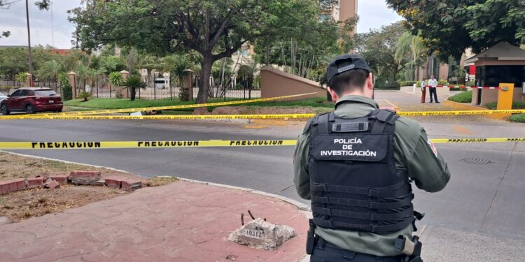 Arrojan a hombre sin vida afuera de hotel en la zona de Tres Ríos, en Culiacán