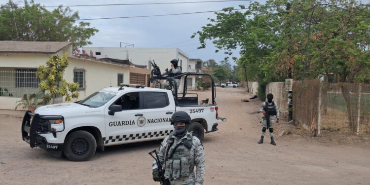 Ejecutan a dos jóvenes junto a campo deportivo en La Costera, en Culiacán