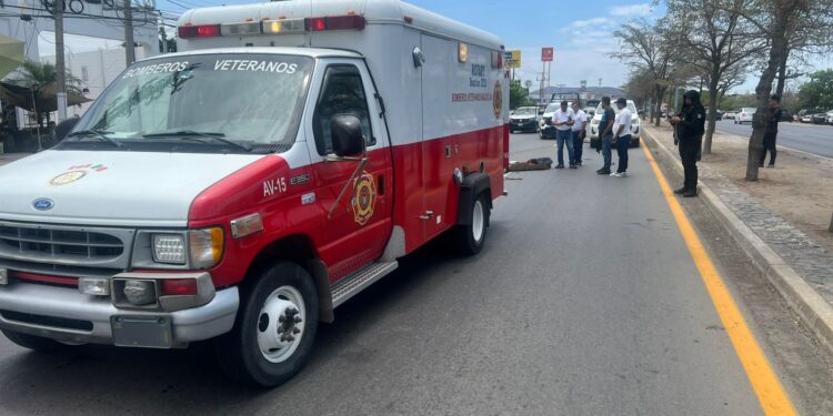 Taxista atropella a peatón en el Libramiento Colosio frente a Valle Dorado