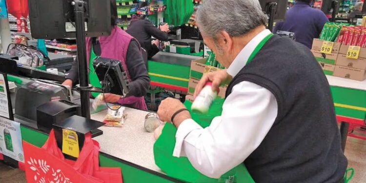 ¿”Cerillos” y gasolineros podrían recibir salario mínimo?; Senado analiza reforma