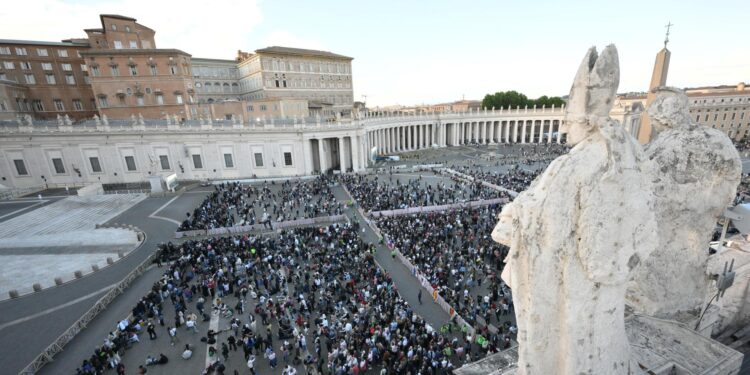 Fieles y curiosos llegan al Vaticano tras iniciar el cónclave