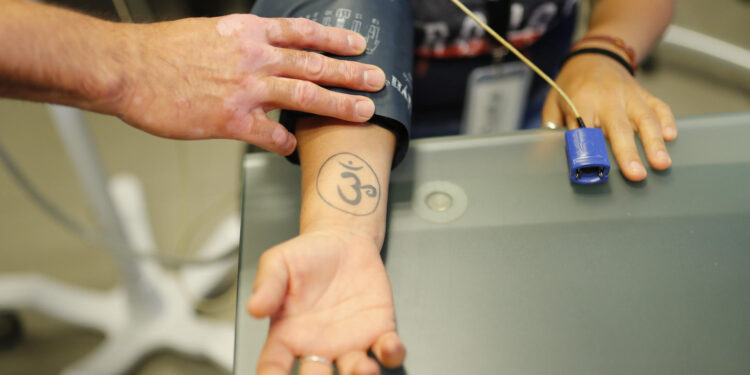 Médicos advierten de más casos de hipertensión a edades tempranas en México