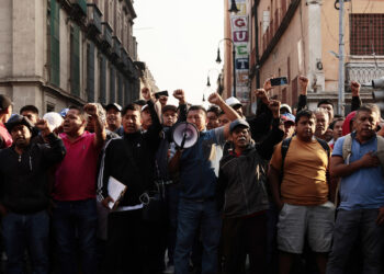 CNTE amaga con extender plantón alrededor del Zócalo CDMX