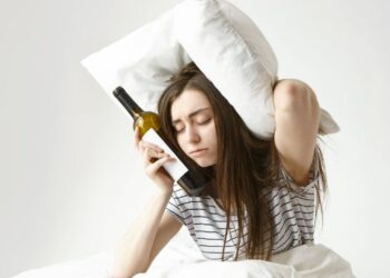 ¿Por qué te da insomnio después de beber? Esto le pasa a tu cerebro por culpa del alcohol, según la ciencia