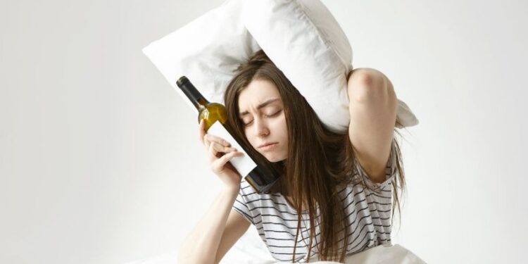 ¿Por qué te da insomnio después de beber? Esto le pasa a tu cerebro por culpa del alcohol, según la ciencia