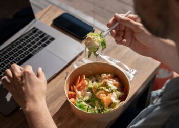 ¿Una hora o dos? ¿Cuánto tiempo tienen que darte para comer en tu trabajo? Esto dice la Ley Federal del Trabajo