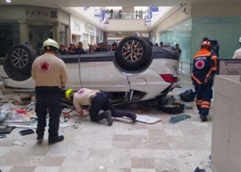 Auto cae desde tercer piso en Plaza Lilas; una mujer resulta herida