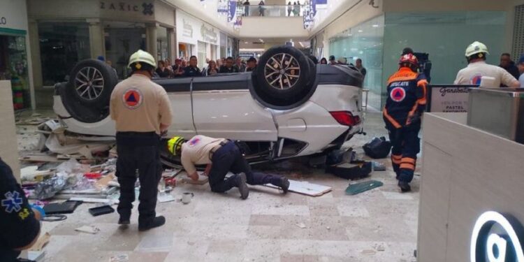 Auto cae desde tercer piso en Plaza Lilas; una mujer resulta herida