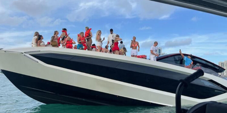 Video: Yate Lamborghini se hunde en Miami con 32 personas a bordo