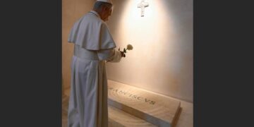 León XIV acude a la tumba de Francisco tras visitar por sorpresa un santuario agustino