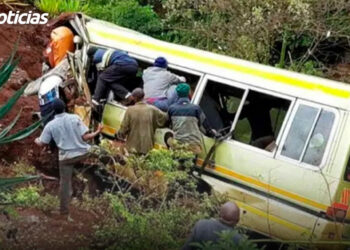 Al menos 38 muertos tras choque entre autobús y microbús