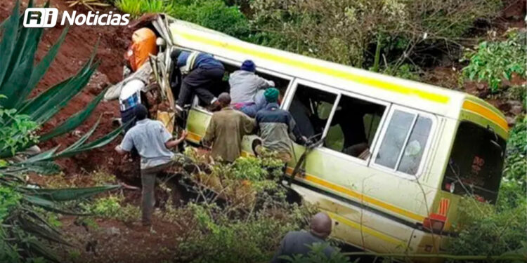 Al menos 38 muertos tras choque entre autobús y microbús