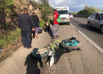 Motociclista derrapa y golpea contra las rocas en Carretera Internacional al sur de Mazatlán