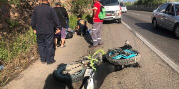 Motociclista derrapa y golpea contra las rocas en Carretera Internacional al sur de Mazatlán