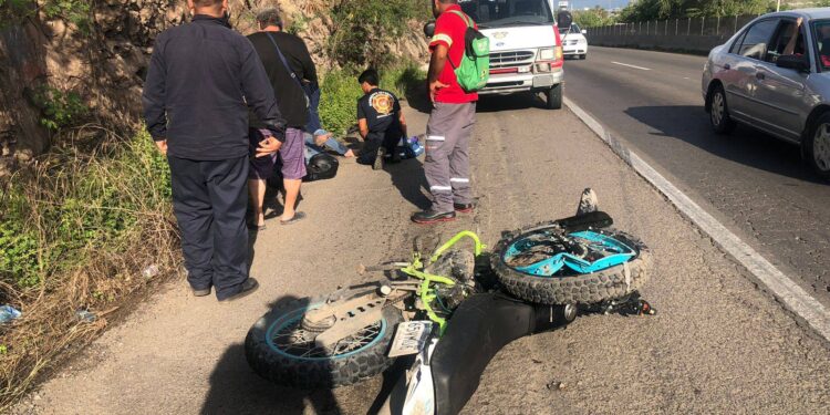 Motociclista derrapa y golpea contra las rocas en Carretera Internacional al sur de Mazatlán