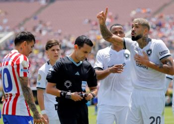 En el Atlético se quejan del árbitro mexicano