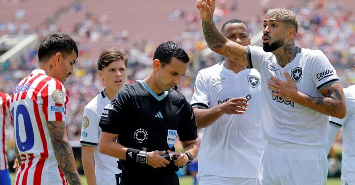 En el Atlético se quejan del árbitro mexicano