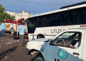 Camión urbano cae en socavón en la colonia Humaya en Culiacán