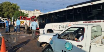 Camión urbano cae en socavón en la colonia Humaya en Culiacán