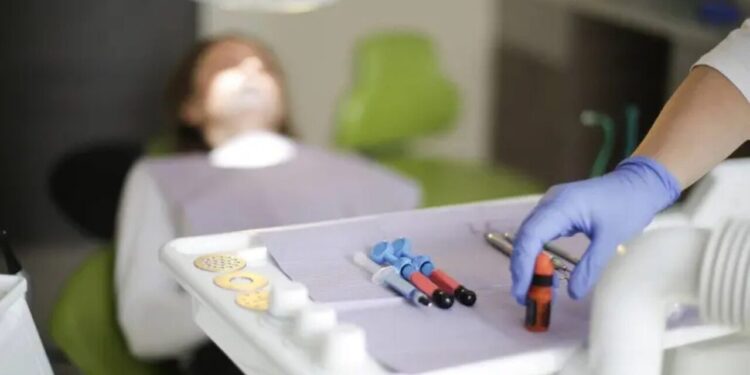 Detienen a falso dentista que aprendió de tutoriales de internet a tratar pacientes