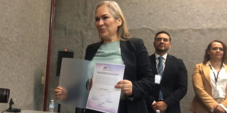 Exabogada de ‘El Chapo’ recibe constancia de mayoría como jueza