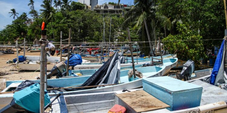 ‘Erick’ baja a huracán categoría 1 en su avance por Guerrero