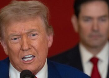 Trump insta a mantener “Bajos los precios del petróleo” y no caer en “Manos del enemigo”