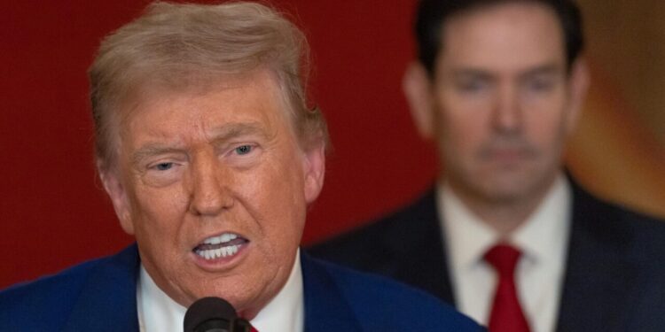 Trump insta a mantener “Bajos los precios del petróleo” y no caer en “Manos del enemigo”