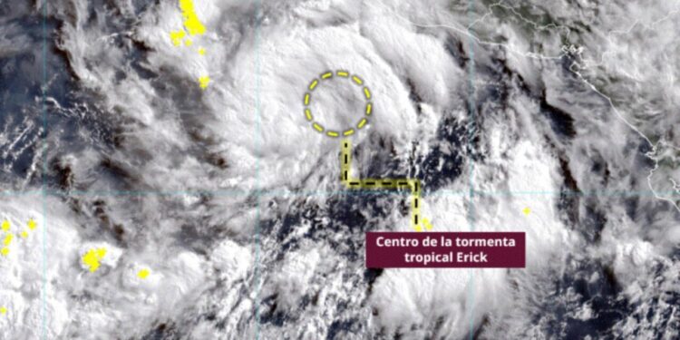 “Erick” podría evolucionar a poderoso huracán antes de tocar territorio mexicano