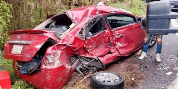 Mueren tres maestras en un choque automovilístico en la carretera Tepic-Mazatlán