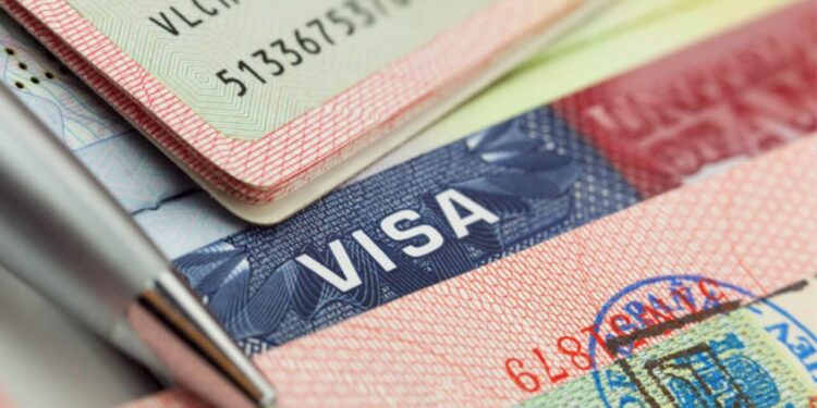 EE.UU. impone restricciones de visa a familias y colaboradores de narcos