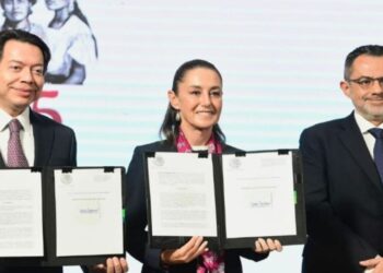 Sheinbaum firma 2 decretos para los maestros: Eliminación de USICAMM y reducción de edad de jubilación