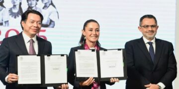 Sheinbaum firma 2 decretos para los maestros: Eliminación de USICAMM y reducción de edad de jubilación