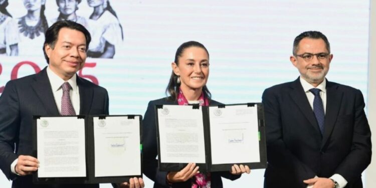 Sheinbaum firma 2 decretos para los maestros: Eliminación de USICAMM y reducción de edad de jubilación