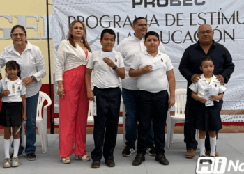 Entregan 561 becas PROBEC a niños y niñas de Mazatlán