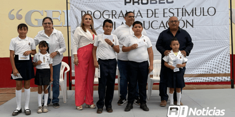 Entregan 561 becas PROBEC a niños y niñas de Mazatlán