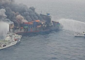 Se hunde en el Pacífico buque Morning Midas, transportaba más de 3000 autos de China a México