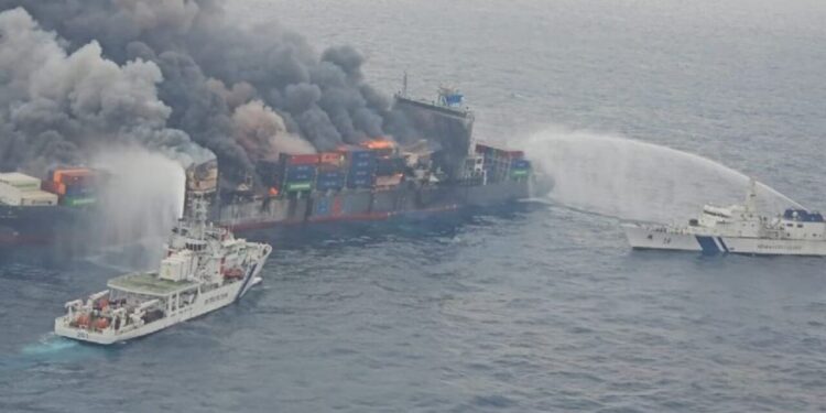 Se hunde en el Pacífico buque Morning Midas, transportaba más de 3000 autos de China a México