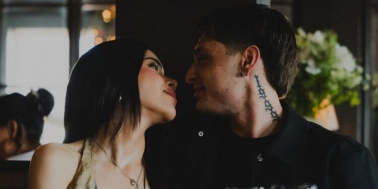 Peso Pluma le regala lujoso detalle a Kenia Os en medio de sospechas de boda