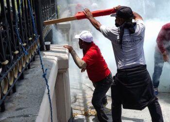 “Grupo de maestros quieren provocar”: Sheinbaum exige a CNTE aprobar o deslindarse de disturbios en Segob