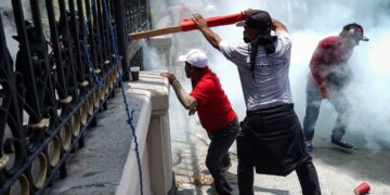 “Grupo de maestros quieren provocar”: Sheinbaum exige a CNTE aprobar o deslindarse de disturbios en Segob