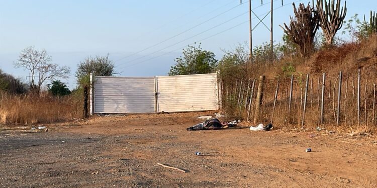 Hallan cuerpo envuelto en cobijas cerca de caseta de Limón de los Ramos