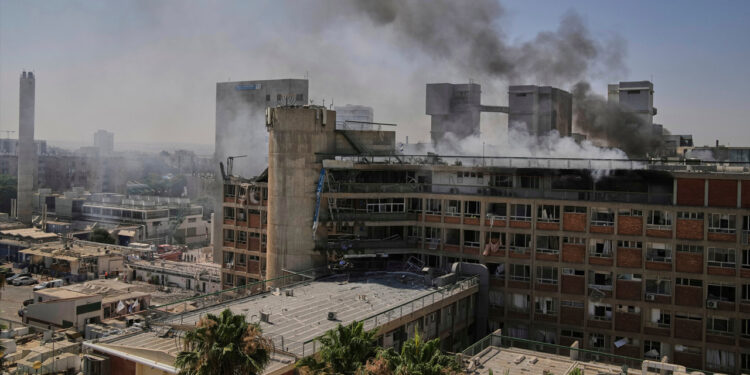 Misil impacta contra un hospital en Israel: Netanyahu promete que Irán pagará por ataque