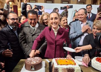 Embajador de EU felicita a Sheinbaum por su cumpleaños