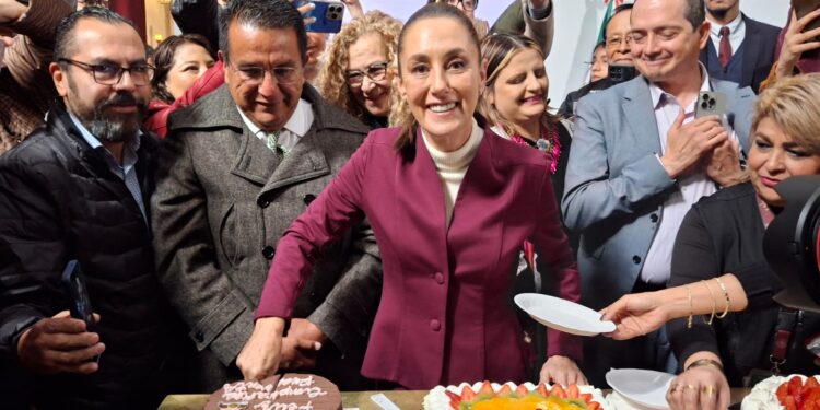 Embajador de EU felicita a Sheinbaum por su cumpleaños