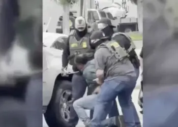 ICE golpea a jardinero mexicano durante detención; consulado le brinda apoyo