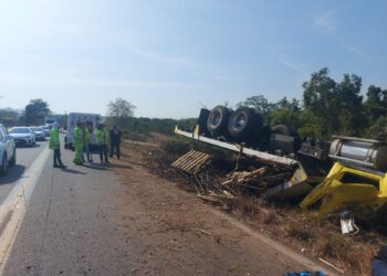 Se vuelca trailer cargado de varilla cerca de Aguacaliente de Gárate, Concordia