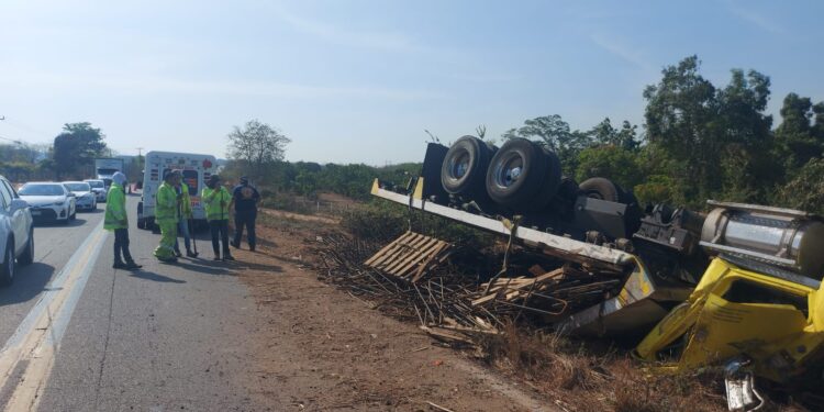 Se vuelca trailer cargado de varilla cerca de Aguacaliente de Gárate, Concordia