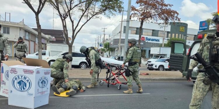 Tres militares resultan lesionados tras accidente frente al mercado de abastos en Culiacán